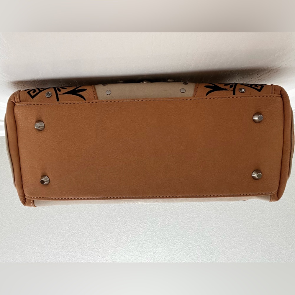 Cowgirl Trendy Peachy Tan and Cream Western Conceal and Carry Handbag - Picture 6 of 16